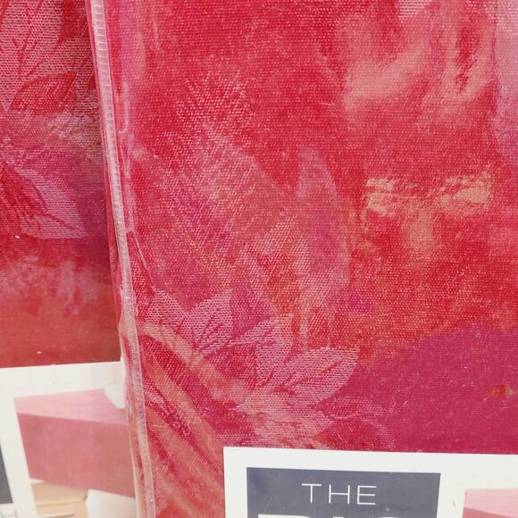 Kohls The Big One Christmas Tablecloths 70" ROUND Lot Red Poinsettias NIP Covers - Picture 4 of 6